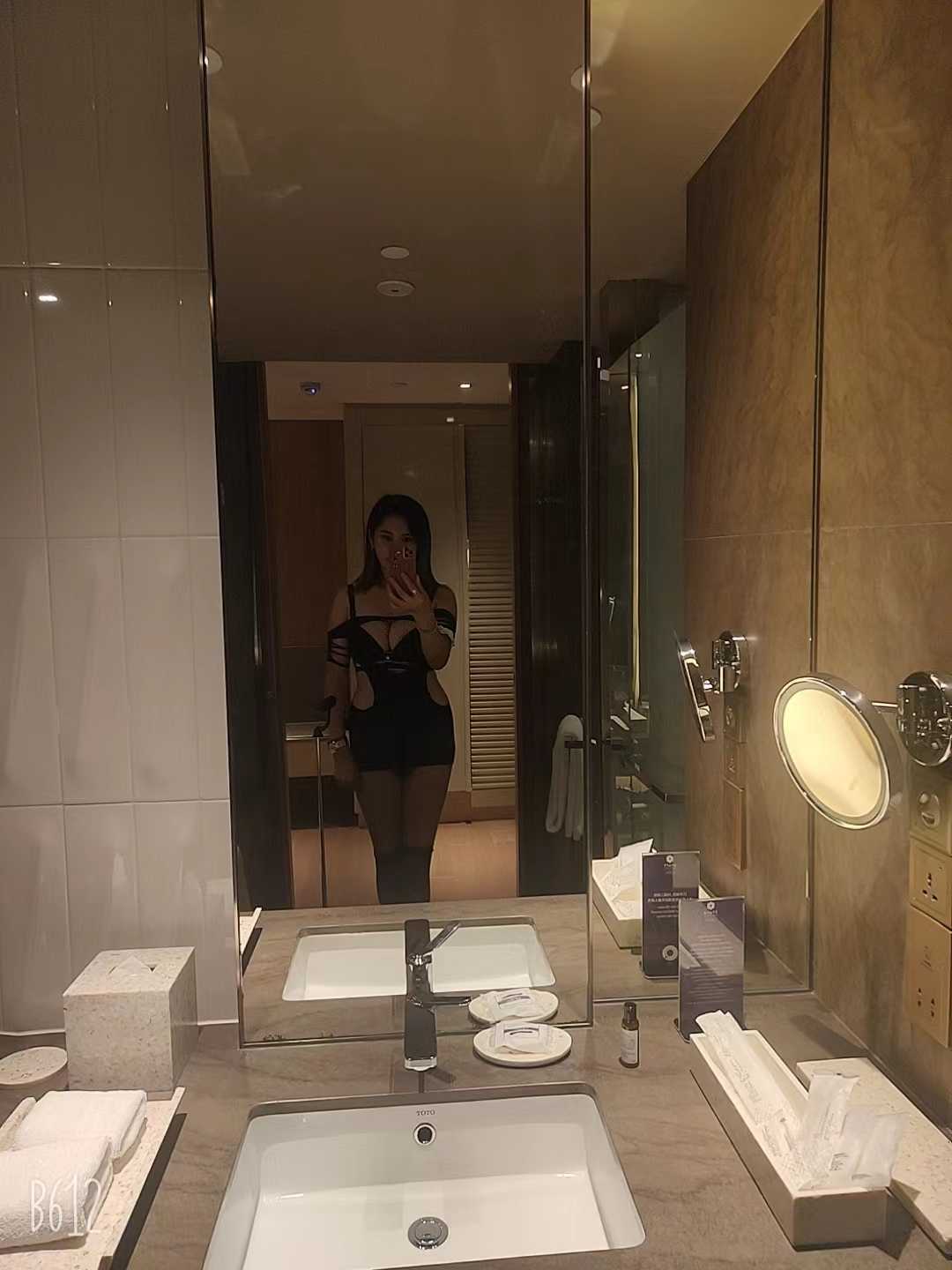 颜值大奶美妞跪舔鸡